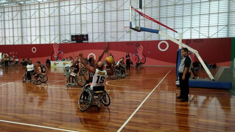 Treino e disputa de basquete em cadeira de rodas
