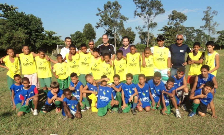 Atividades esportivas e comunitárias na praça